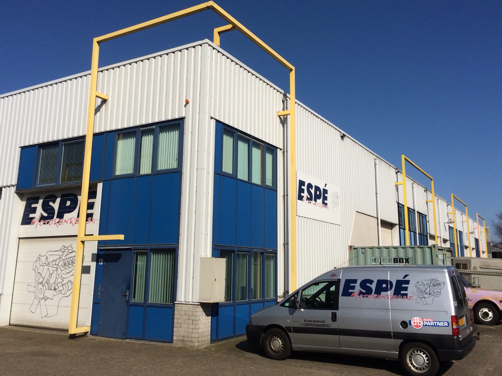 Espé werkplaats en bedrijfsbus aan Signaal 19 in Purmerend